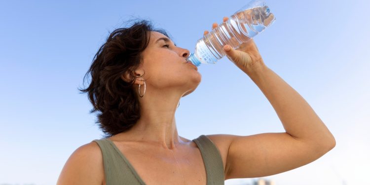mulher bebendo água