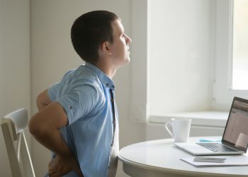 jovem sofre com má postura