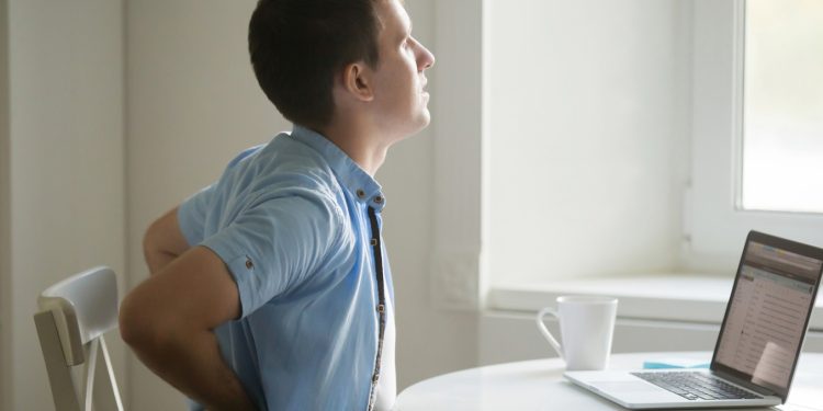 jovem sofre com má postura