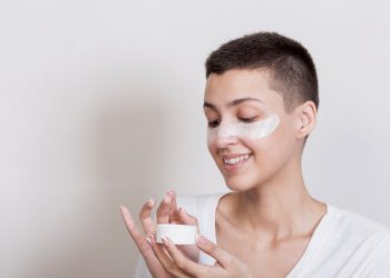 jovem fazendo hidratação da pele