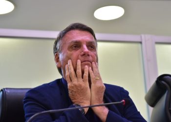 Bolsonaro com a mão no rosto