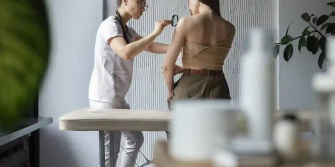 Médico analisando a pele de uma paciente. Foto: Freepik.