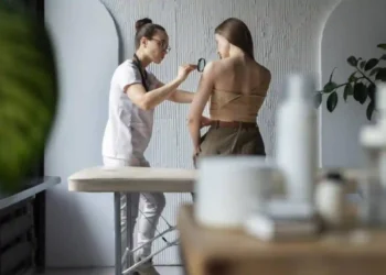 Médico analisando a pele de uma paciente. Foto: Freepik.