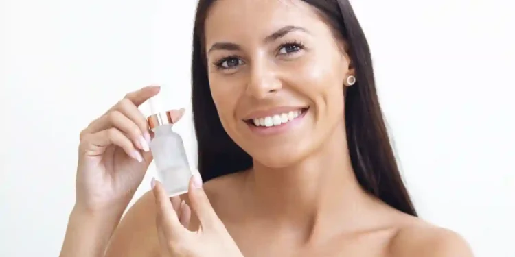 Mulher usando creme. Foto: Freepik